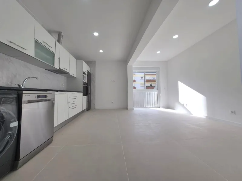 Apartamento T2 Totalmente remodelado, Sala e Cozinha em openspace Laranjeiro/Almada