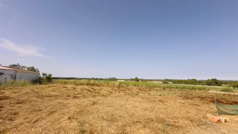 Moradia isolada T2 com terreno a 4 km da praia da Amália