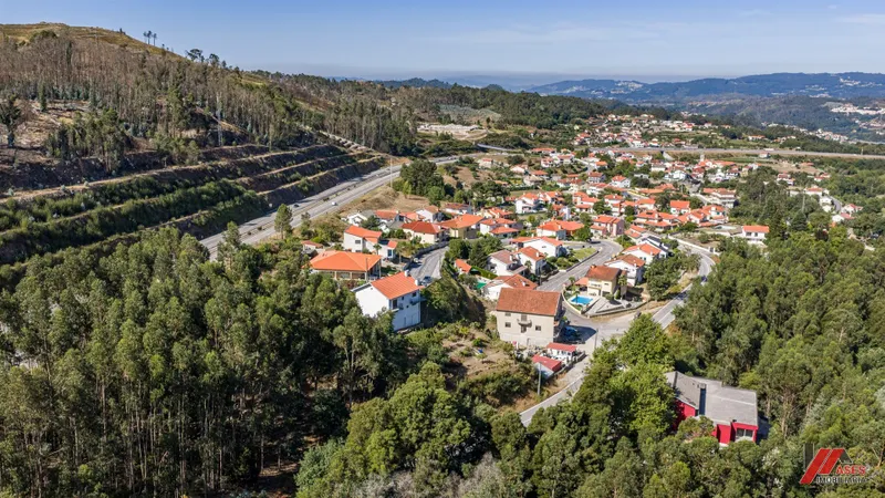 MORADIA INDIVIDUAL T2 COM GARAGEM , TERRENO E VISTAS  FANTÁSTICAS!