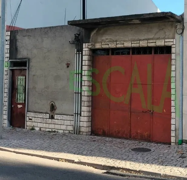 Moradia para recuperar com projeto aprovado em Almeirim