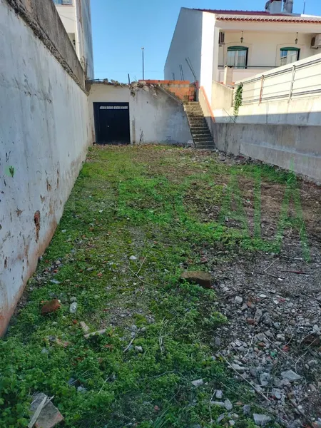 Moradia para recuperar com projeto aprovado em Almeirim