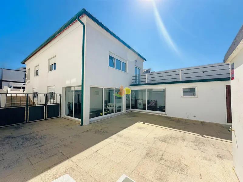 4-Bedroom Villa – 5 minutes from the beach!