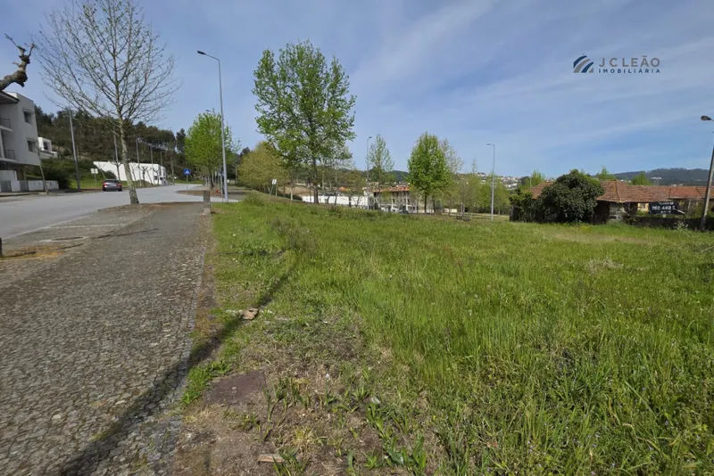 Lote de Terreno urbano c/ 906.7m2 para construção no Centro de Paredes