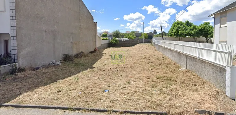 Urban land with 330 m² in a quiet area in Vila de Alcains.
