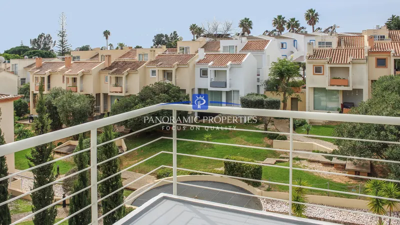 Arractive two bedroom townhouse with roof terrace