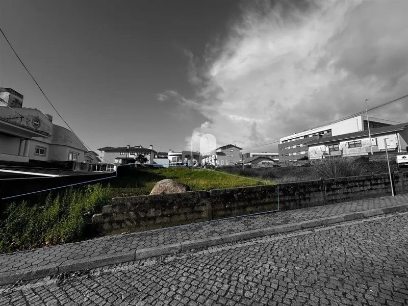 Oportunidade Única em Perosinho — 2 Lotes para Construção de Moradias Geminadas 