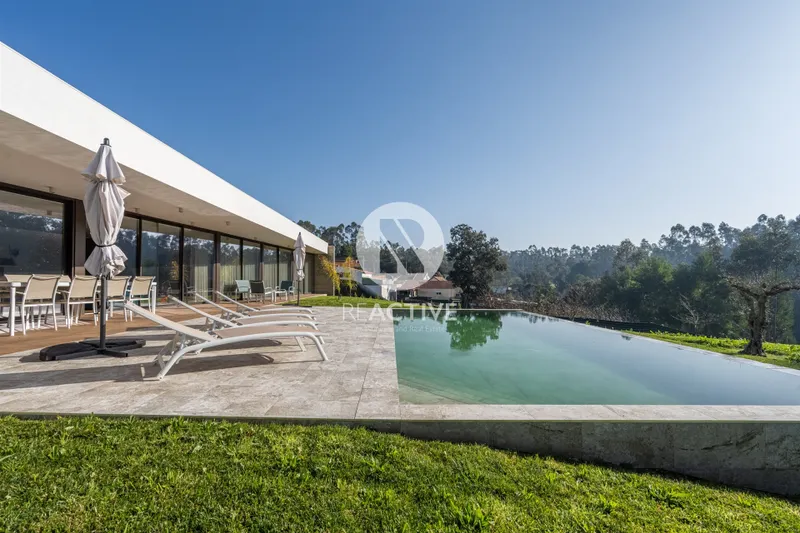 4-Bedroom Single-Storey Villa with Infinity Pool, Pine Forest Views and 1,620 sqm Plot – Avanca