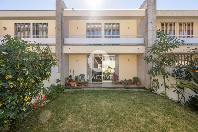 Vivienda T4 con jardín y garaje doble – Pedrouços (urbanización cerrada)