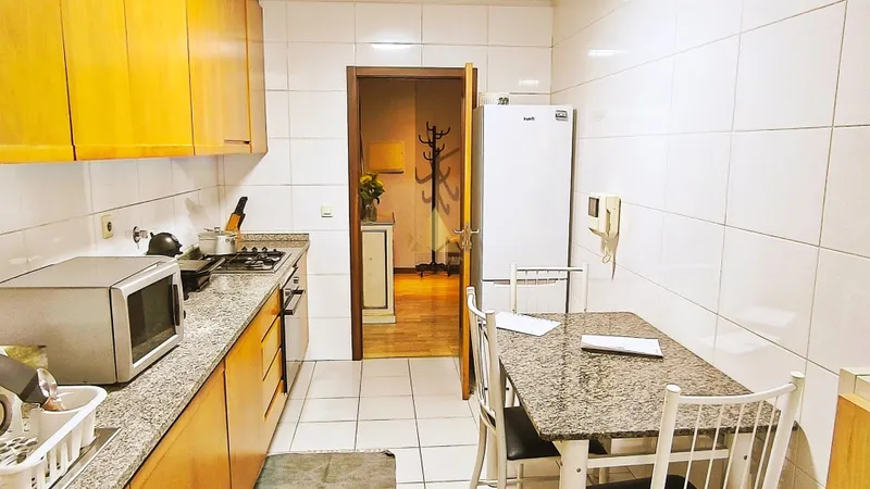 Apartamento T2 convertido em T3 (potencial T4) – R/ch em Paranhos, ideal para estudantes