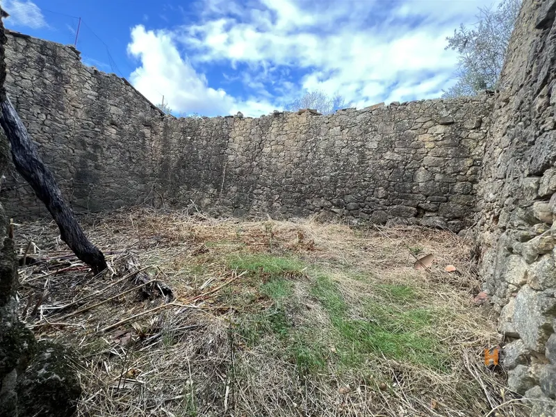 Terreno com Moradia V1