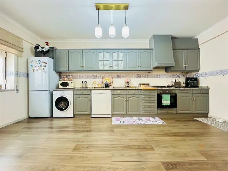 T3 Alcains, com terraço e anexo.