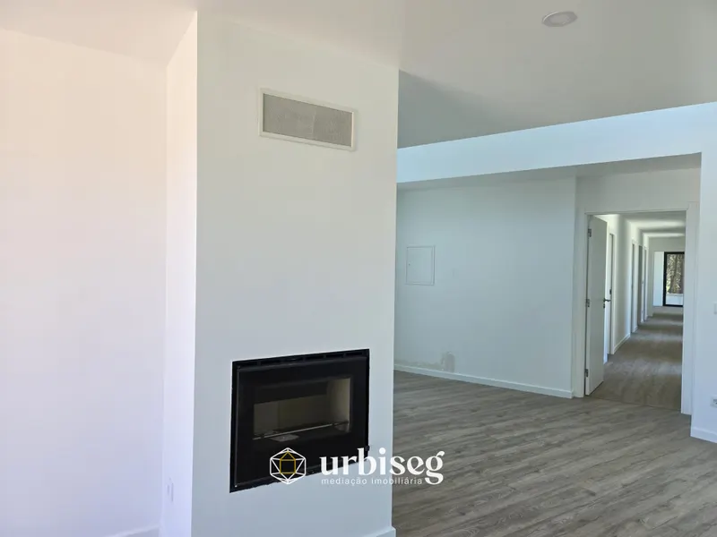 VIVA COM CONFORTO, LUZ E TRANQUILIDADE — MORADIA TÉRREA NOVA EM OUTEIRO DA RANHA, POMBAL