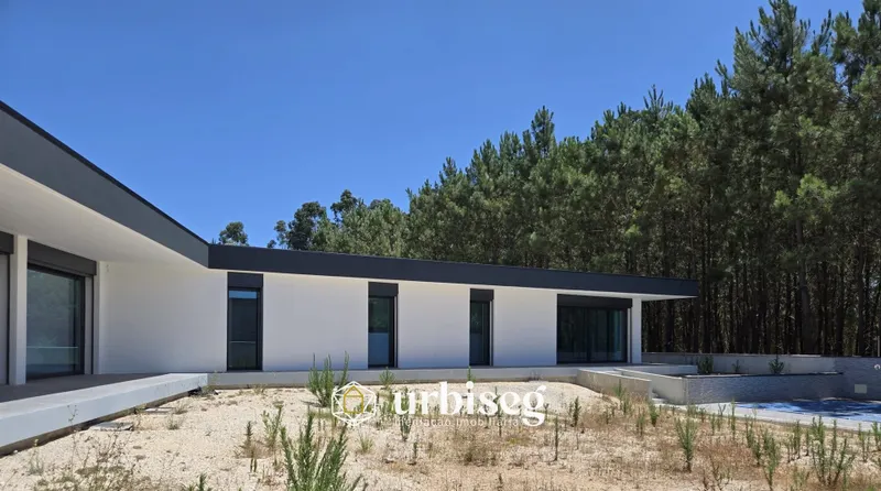 VIVA COM CONFORTO, LUZ E TRANQUILIDADE — MORADIA TÉRREA NOVA EM OUTEIRO DA RANHA, POMBAL