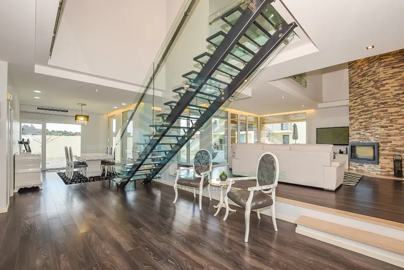 Luxury villa T5 with swimming pool and annex