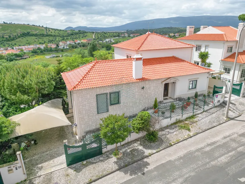 Casa de 3+2 habitaciones con jardín y patio en Quinta da Silvã - Torres Novas