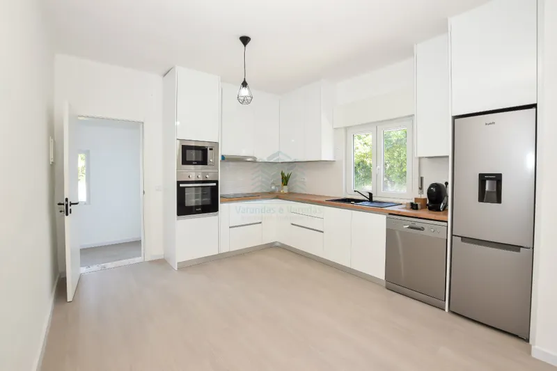 Renoviertes 3-Zimmer-Haus mit Nebengebäuden, Garage und Brunnen.