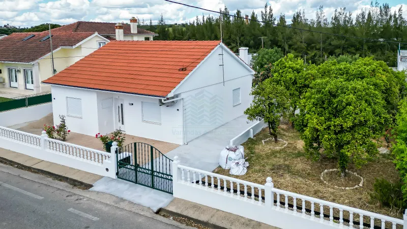 Renoviertes 3-Zimmer-Haus mit Nebengebäuden, Garage und Brunnen.