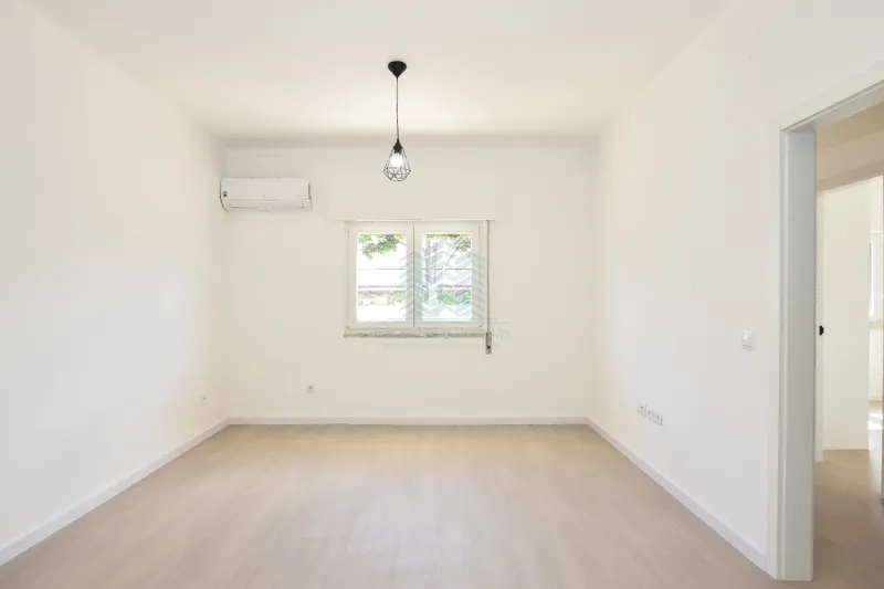 Renoviertes 3-Zimmer-Haus mit Nebengebäuden, Garage und Brunnen.