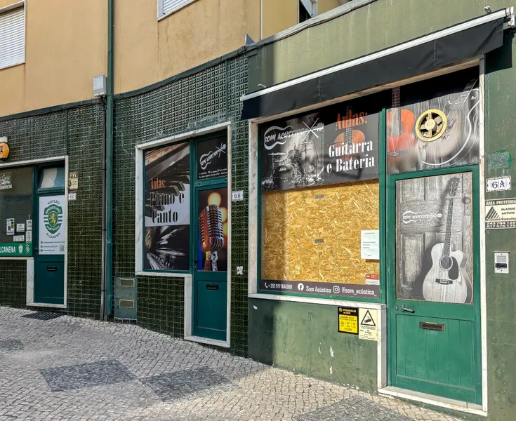 Grundstück mit 5 Geschäften mit sofortigem Einkommen in Alcanena, Santarém