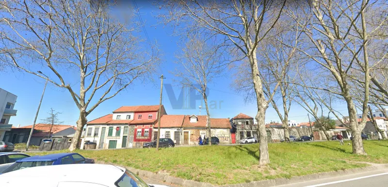 House in Circunvalação, 650m from Hospital de S. João and IPO