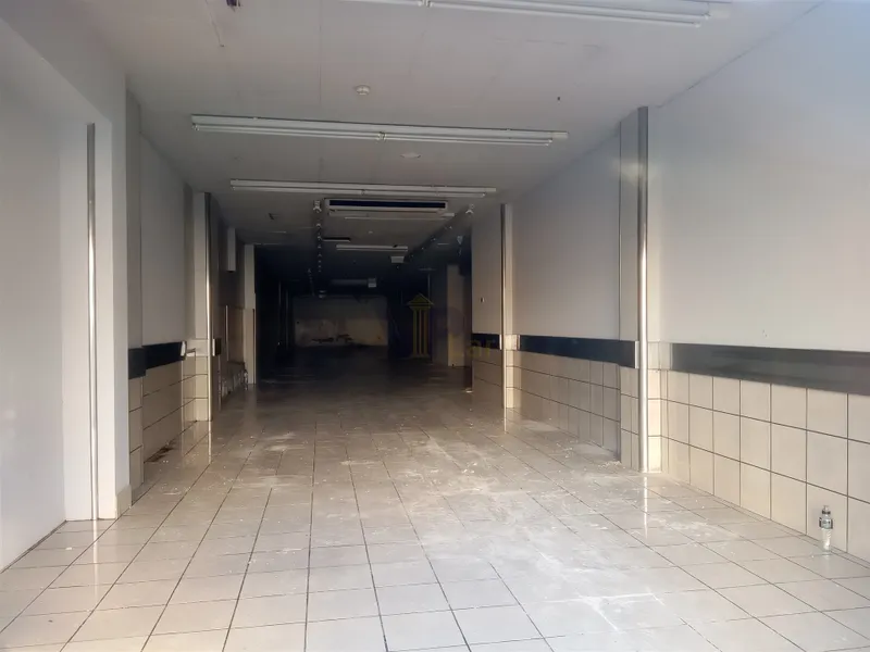 Atenção Srs. Investidores: Loja Ampla c/ 219m² com rendimento - Ao Cruzamento do Amial (Porto)