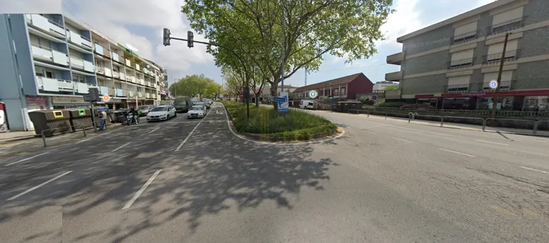 Atenção Srs. Investidores: Loja Ampla c/ 219m² com rendimento - Ao Cruzamento do Amial (Porto)