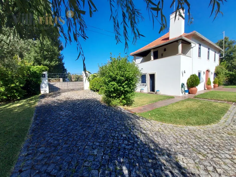 4 bedroom manor house with land between Tomar and Fátima