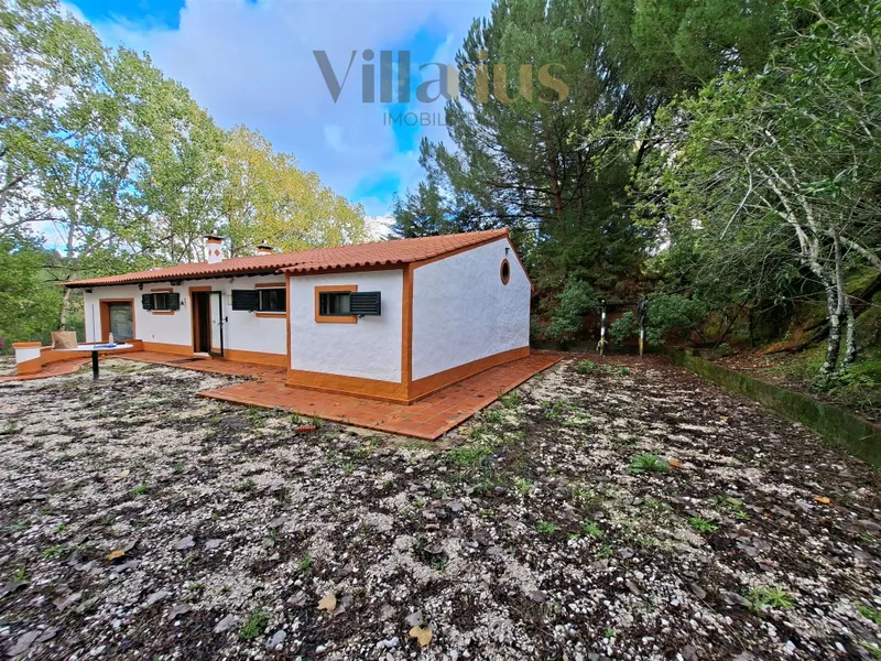 Maison d’un étage avec un vaste terrain à 3 min d’Alverangel