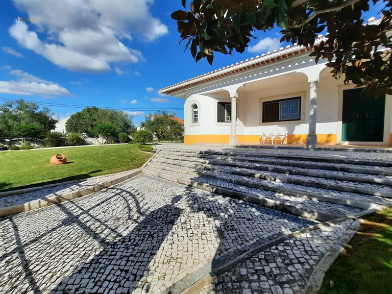 Moradia Térrea com Piscina e Terreno em São Pedro de Tomar | Villarius