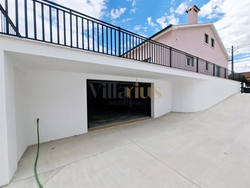 Moradia T3 com 402 m² de Construção, Garagem para 9 Viaturas e Espaços de Convívio — Tomar