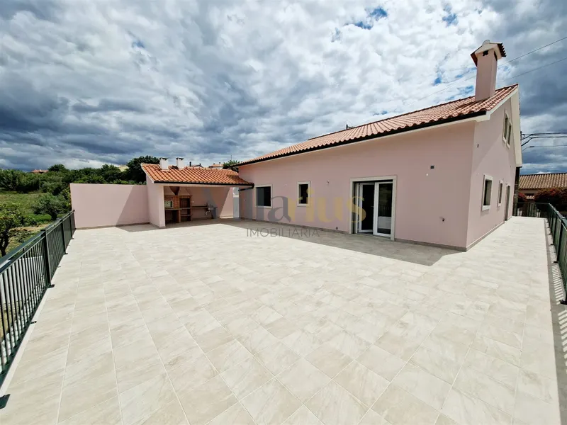 Moradia T3 com 402 m² de Construção, Garagem para 9 Viaturas e Espaços de Convívio — Tomar