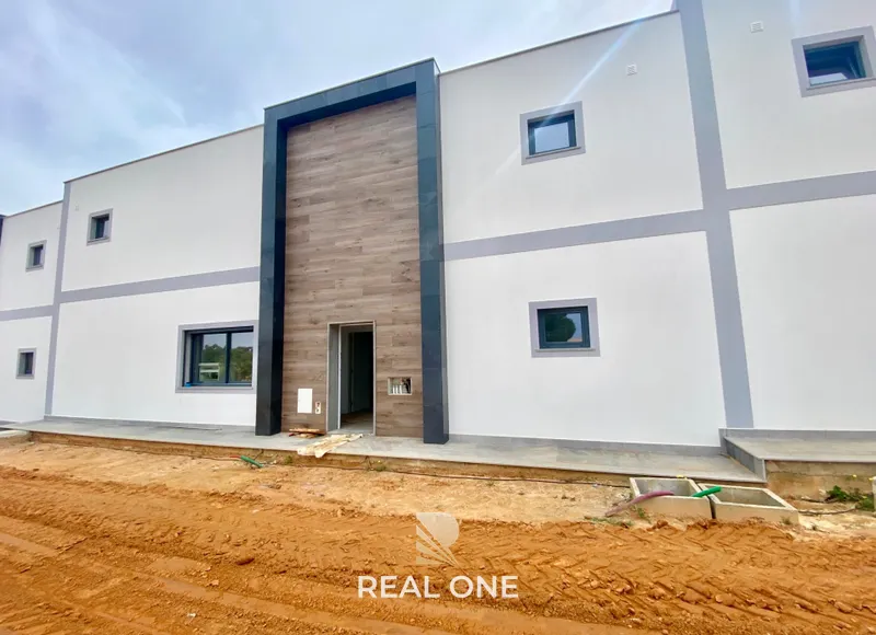 Nouveau - Villa de 3 chambres avec garage, piscine, moderne et sophistiquée