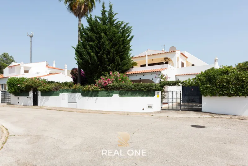 Moradia Privada em Olhos de Agua, perto da praia.