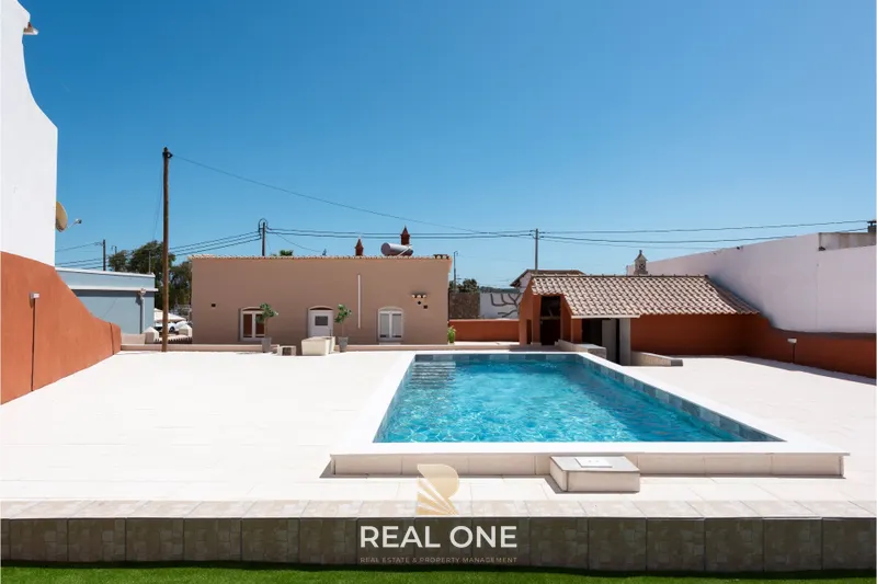 Entièrement rénovée – Villa de 3 chambres avec piscine, jardin et terrain de 1 015m2