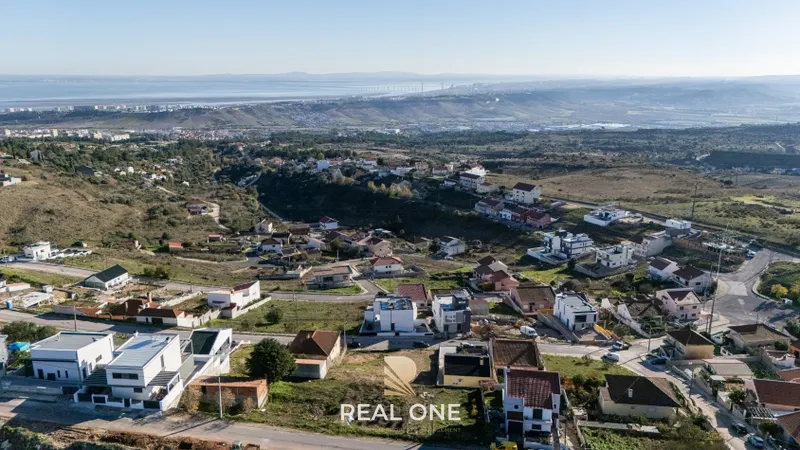 Private 4-bedroom villa with stunning views of the Tejo River and the Vasco da Gama Bridge
