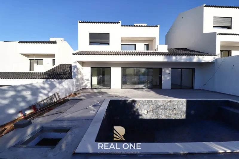 Nueva Villa de 3 Dormitorios con Piscina Privada – Boliqueime