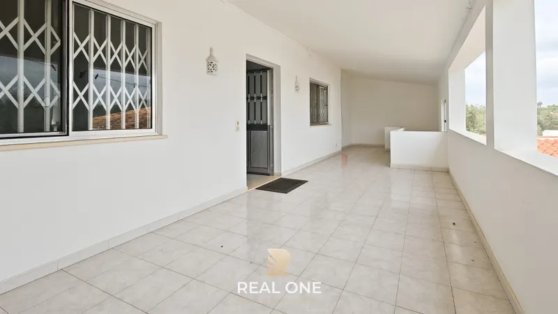 Moradia em lote de 2.587 m2, perto das praias de Quinta do Lago e Vale do Lobo