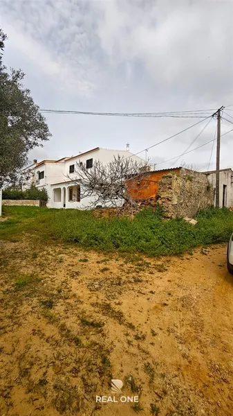 Moradia em lote de 2.587 m2, perto das praias de Quinta do Lago e Vale do Lobo