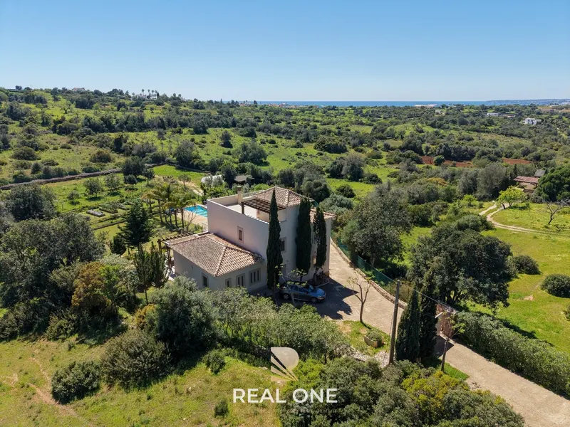 Superb Exclusive Luxury Property - 5 suites - 6,000m²