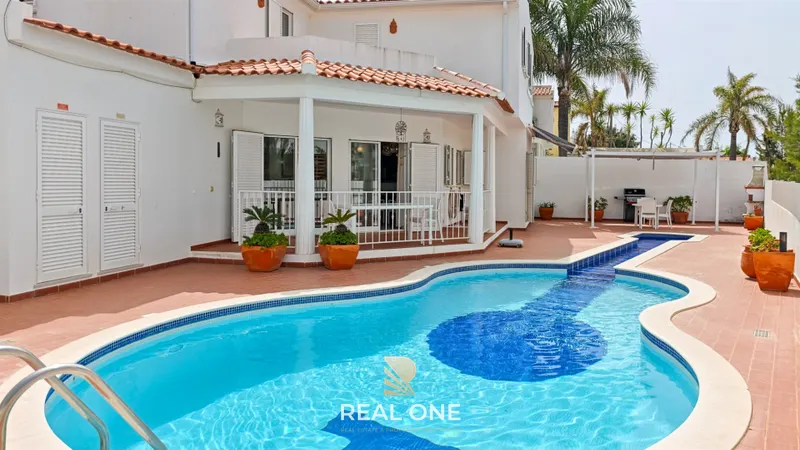 Moradia V4 isolada com piscina, jardim e vista mar em Olhos de Água