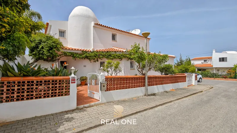 Moradia V4 isolada com piscina, jardim e vista mar em Olhos de Água