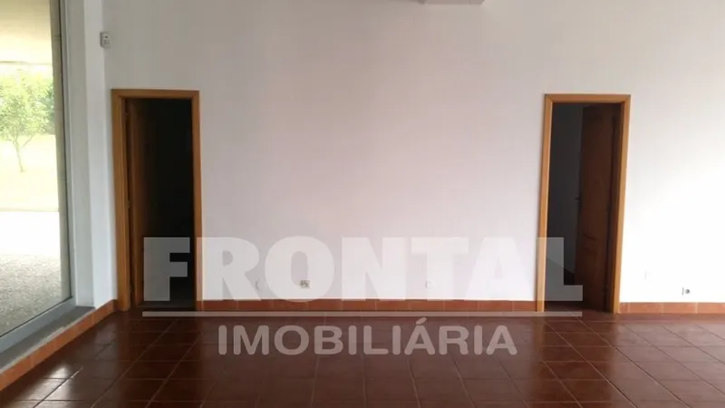 Loja de Gaveto com Estacionamento &#124; Pólo Universitário, Pedrouços, Porto