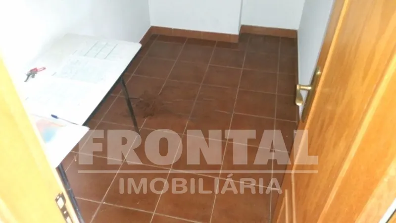 Loja de Gaveto com Estacionamento &#124; Pólo Universitário, Pedrouços, Porto